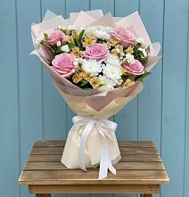 Букет цветов из:  Гвоздики, Орхидеи и Розы в Демидове