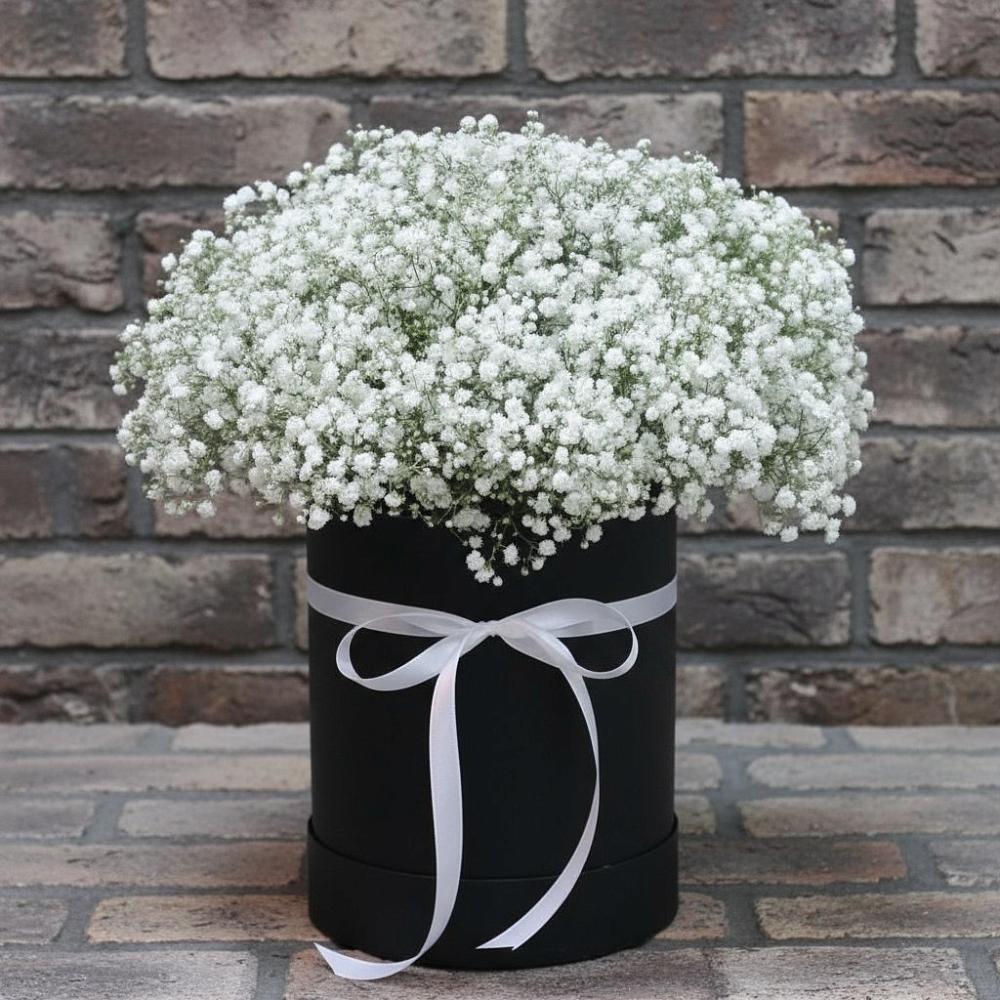 Цветочная композиция из Гипсофила в шляпной коробке в Демидове