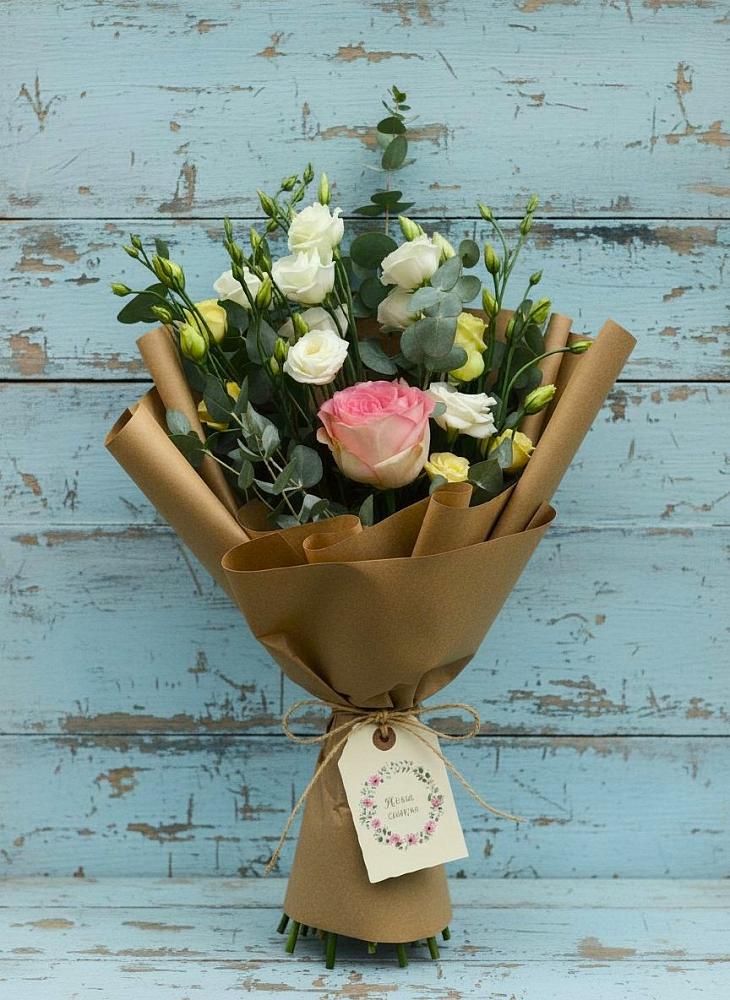 Букет цветов из: Розы и Лизиантусы в Демидове