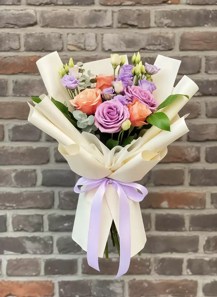 Букет цветов из: Лизиантусы и Розы в Демидове