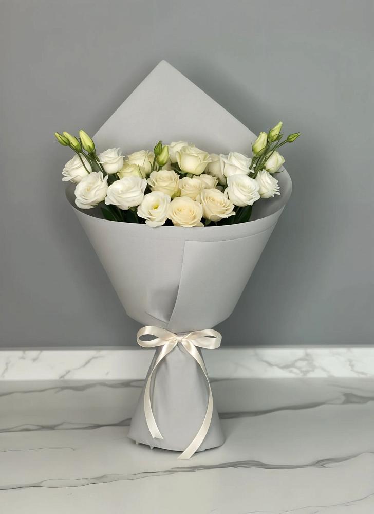 Букет цветов из: Розы и Лизиантусы в Демидове