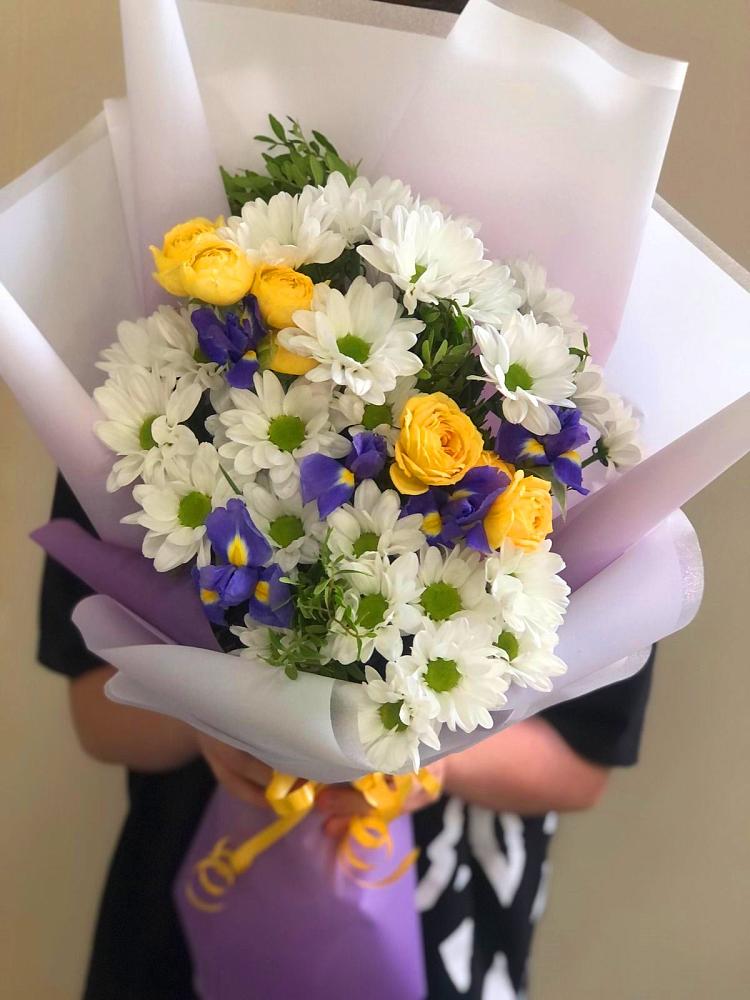 Букет цветов из: Ирисы, Хризантемы и Розы в Демидове