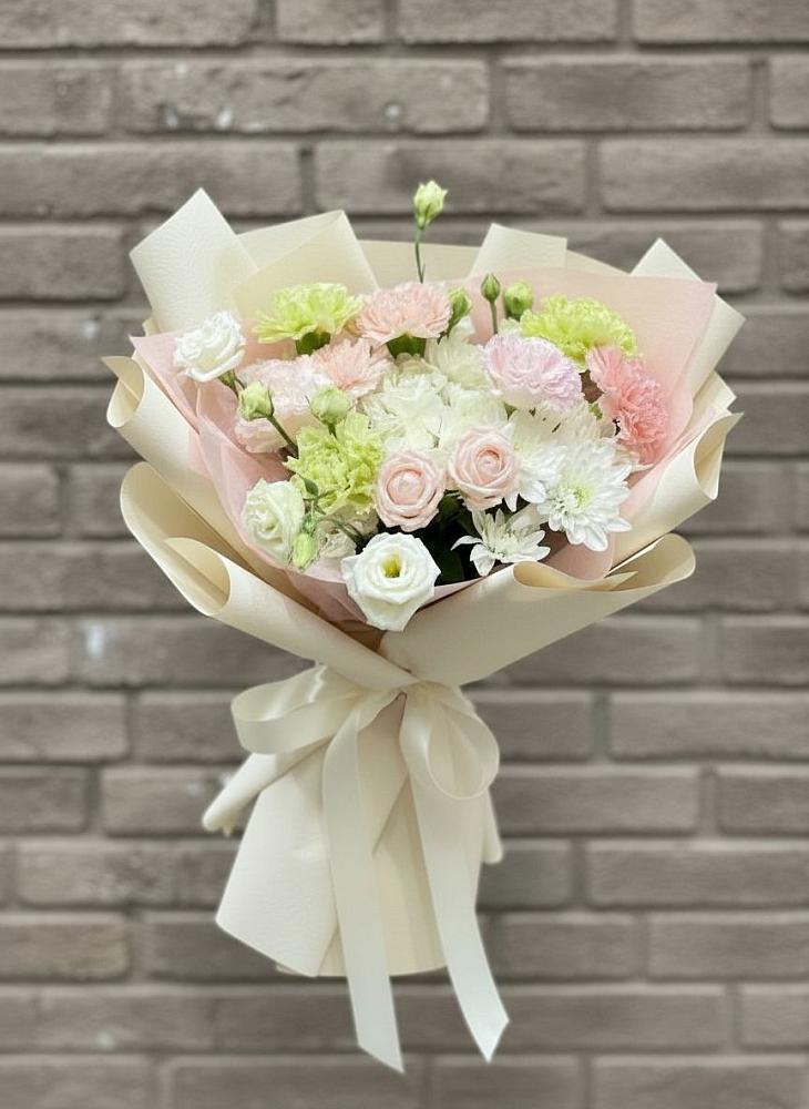Букет цветов из: Гвоздики, Розы, Лизиантусы и Хризантемы в Демидове
