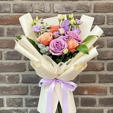 Букет цветов из:  Лизиантусы и Розы в Демидове