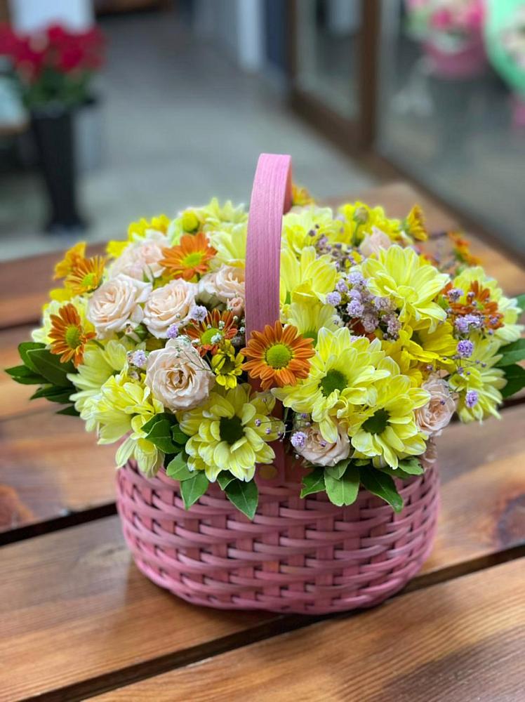 Цветочная композиция из Хризантемы и Розы в корзине в Демидове