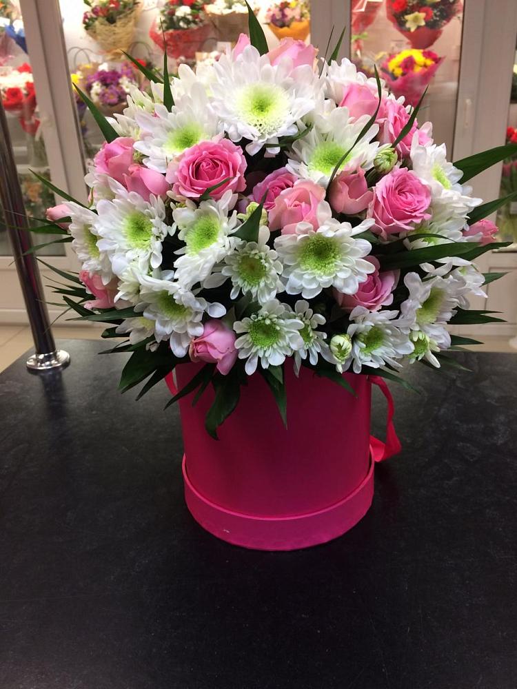 Цветочная композиция из Розы и Хризантемы в шляпной коробке в Демидове