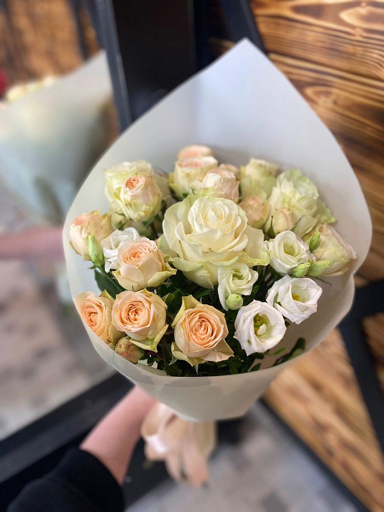 Букет цветов из: Розы и Лизиантусы в Демидове